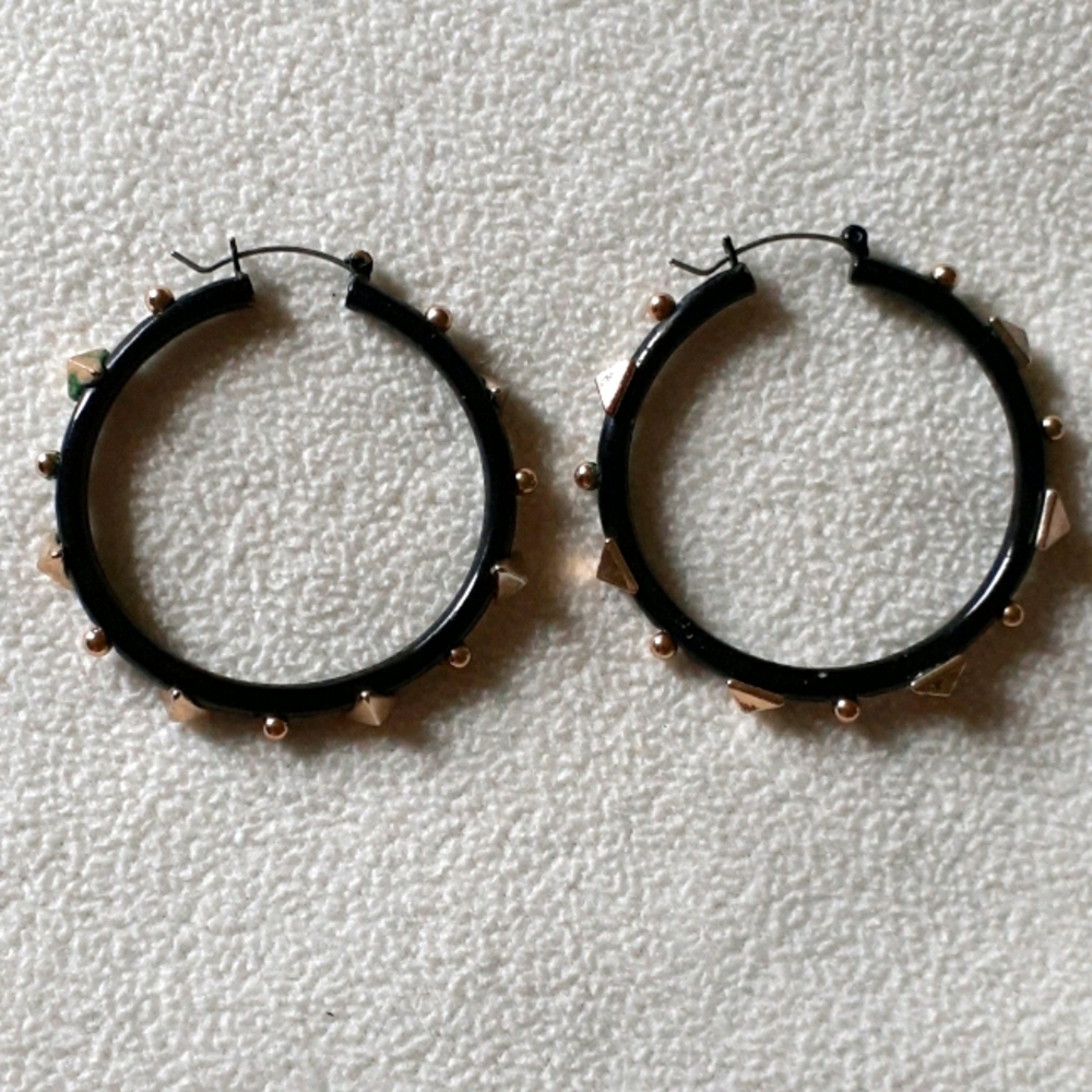 Black round earrings w/ balls & triangle design